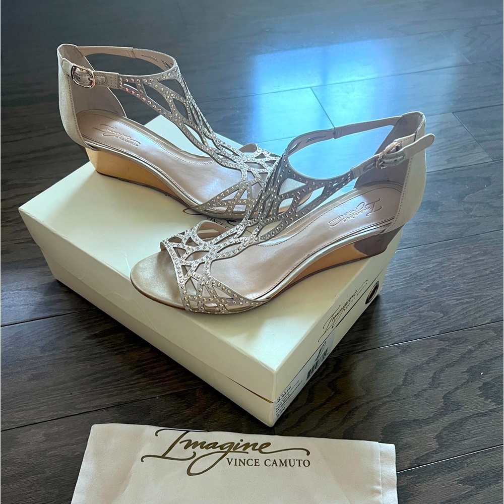 VINCE CAMUTO WEDGES